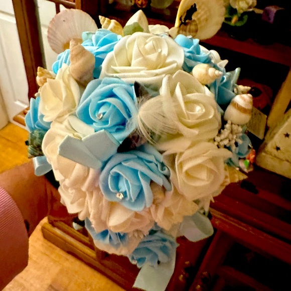 Blue and white fake rose bouquet - Picture 1 of 5